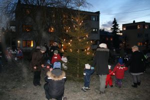 julegran tenning på malerhaugen 040